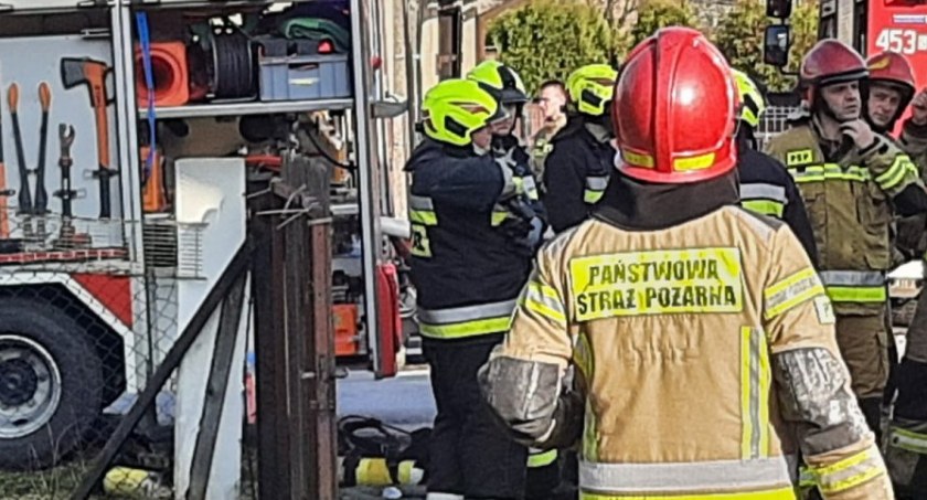 Pożar poddasza jednorodzinnego domu w gminie Bukowiec. Strażacy musieli wejść do środka aparatach oddechowych