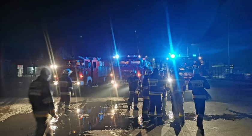 Pożar w budynku z płytkami w Świeciu. Na miejscu pięć jednostek straży