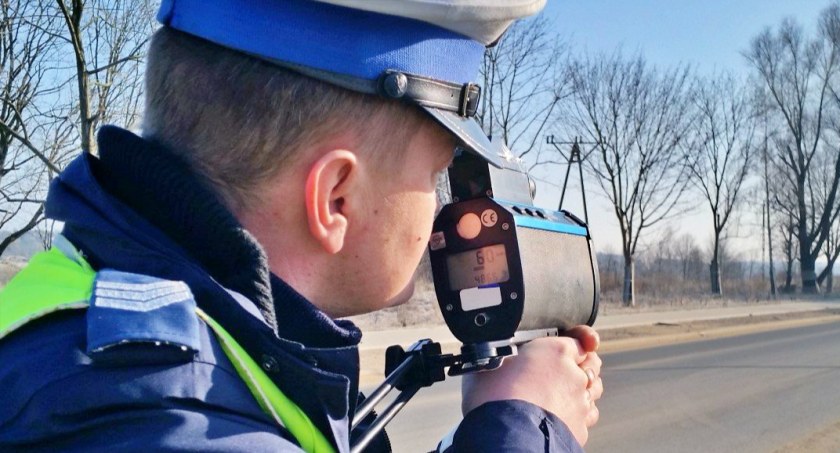 Śpieszył się do domu i wpadł w ręce policjantów. Okazało się, że nie powinien siadać za kierownicą