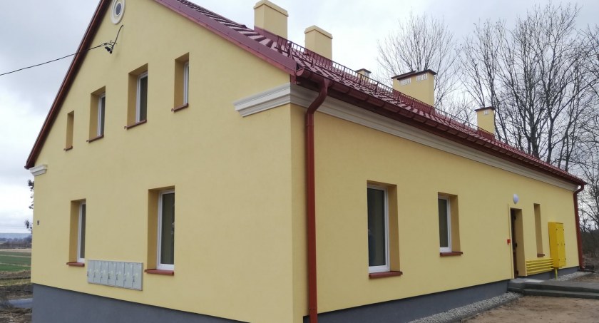 Odbudowano dom w Dolnych Morgach. Dwa lata temu pięć mieszkających w nim rodzin straciło dach nad głową