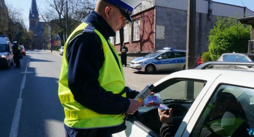 Pijany kierowca spowodował kolizję pod Świeciem. Ilu nietrzeźwych zatrzymali policjanci w miniony weekend?