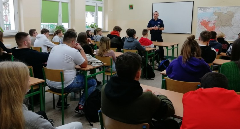 Spotkanie policjantów z uczniami II LO. Rozmawiano o odpowiedzialności prawnej