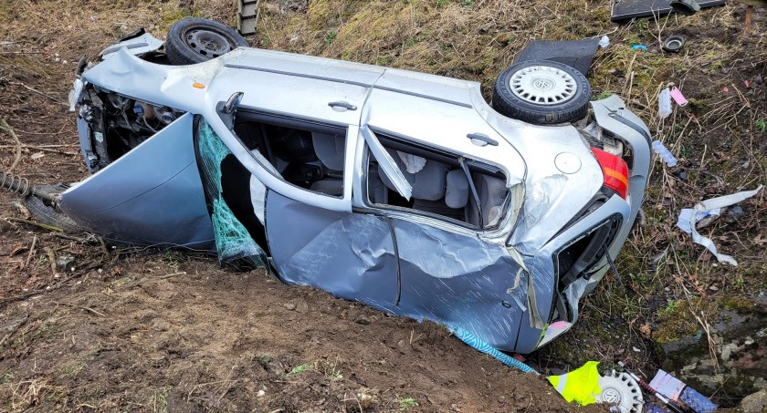 Golf wypadł z drogi. Okoliczności sobotniego wypadku przy przejeździe kolejowym w Sulnówku