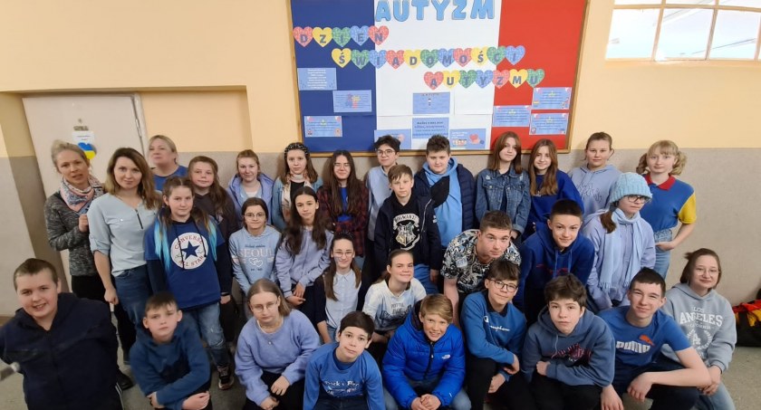 Światowy Dzień Świadomości Autyzmu w SP nr 2. Uczniowie: Jesteśmy różni, lecz równie ważni