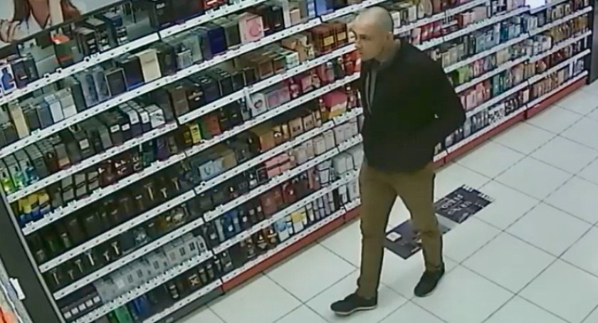 Kradł perfumy w Rossmannie w Świeciu. Teraz szuka go policja