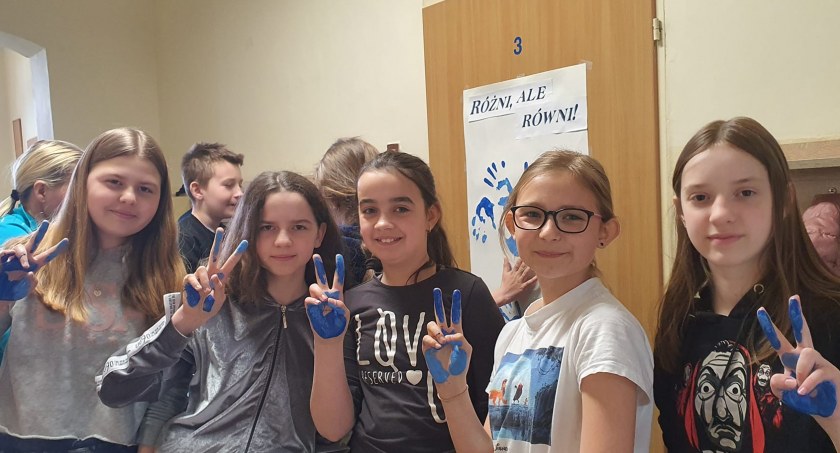 Uczniowie z Wierzchów są wyrozumiali. W kwietniu nie są zieloni, są niebiescy