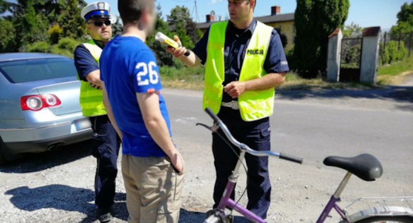Pili, a potem wsiedli na rowery. Takiego mandatu się nie spodziewali