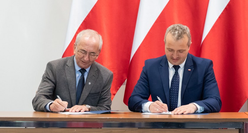 Umowy na inwestycje drogowe podpisane. Co zostanie wykonane w powiecie świeckim?