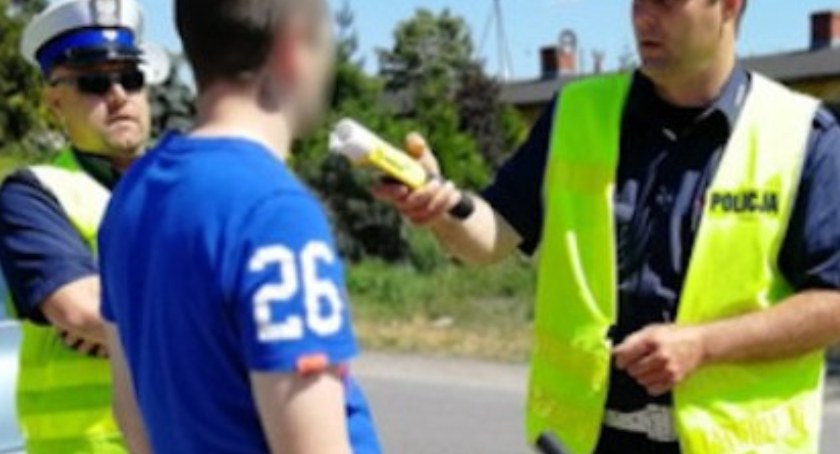Kompletnie pijany 28-latek kierował motorowerem. Z tyloma promilami trudno było nie rzucać się w oczy
