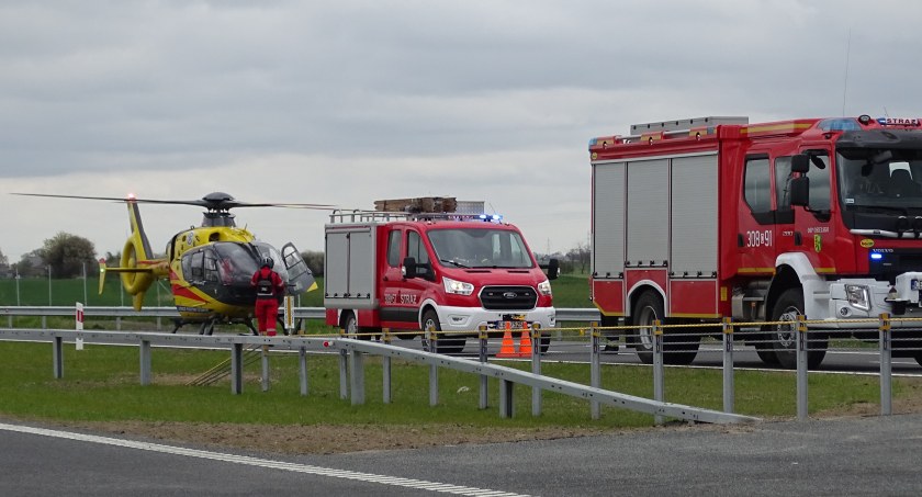 Samochód uderzył w bariery na autostradzie. Kierowcy nie udało się uratować