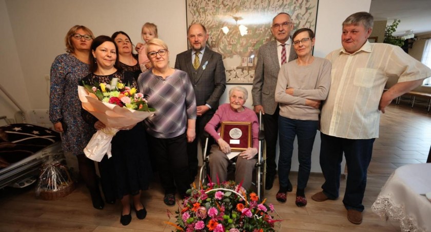 Stulatka z okolic Świecia doczekała się 57 prawnucząt. Z kwiatami i medalem odwiedził ją marszałek
