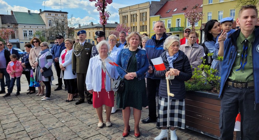 Śpiewne obchody Konstytucji 3 Maja w Świeciu. Delegacje złożyły wiązanki [ZDJĘCIA]