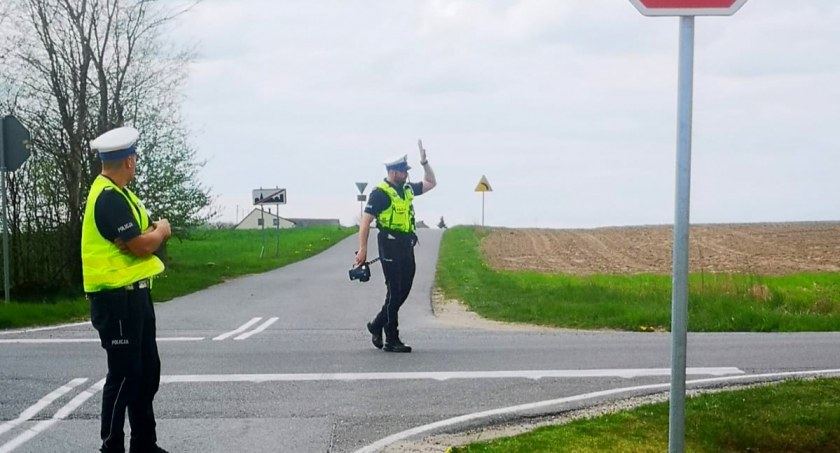 Kierowca golfa zbitą szybą zwrócił na siebie uwagę policjantów. Podsumowanie akcji policji