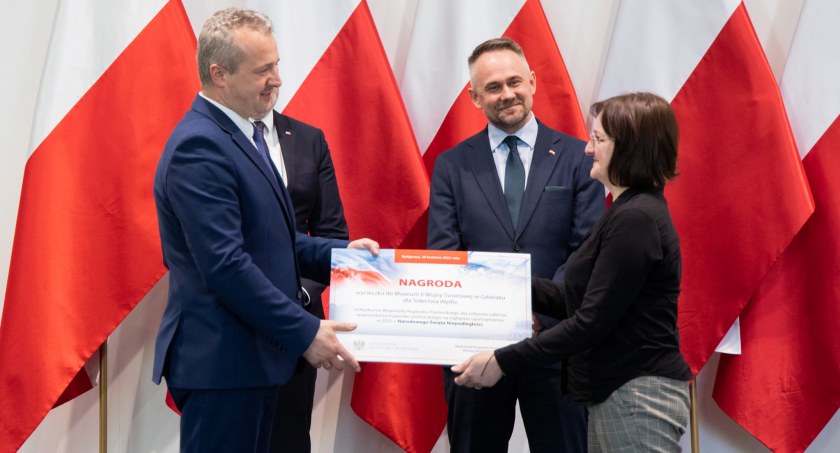 Sołtysi nagrodzeni przez wojewodę. Wśród nich sołtys z gminy Lniano