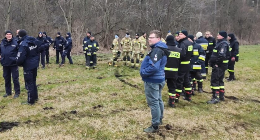 Mężczyzna wpadł pod samochód, a później uciekł. Szuka go policja