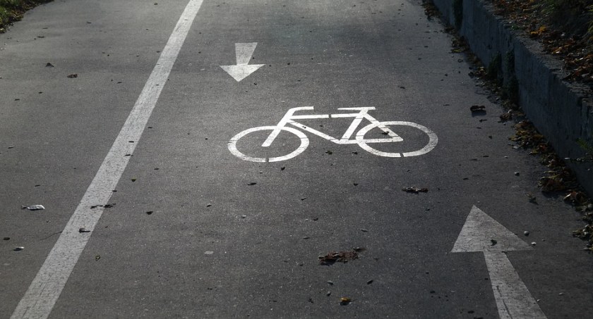 Czy rowerzysta może jechać po ulicy, jeśli obok jest ścieżka rowerowa? [MAM PYTANIE]