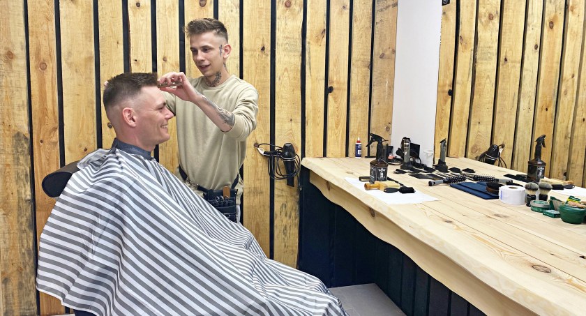 Barber Ragnar w Świeciu - tu ostrzyżesz nie tylko brodę. Adrian Wojda otworzył salon w skandynawskim stylu