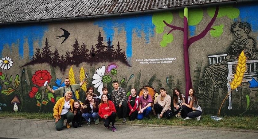 Mural w Jeżewie namalowali uczniowie. Dzieło powstawało pod kierownictwem Darka Paczkowskiego