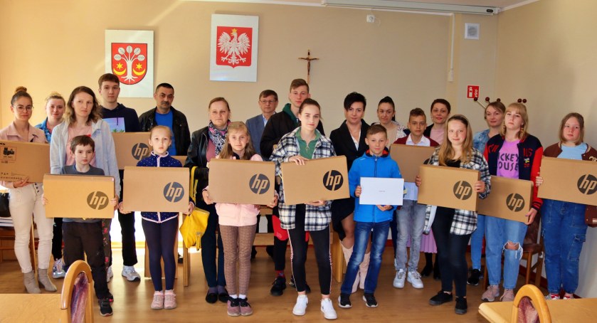Granty dla uczniów z rodzin popegeerowskich. W gminie Bukowiec trwa przekazywanie laptopów i tabletów do nauki