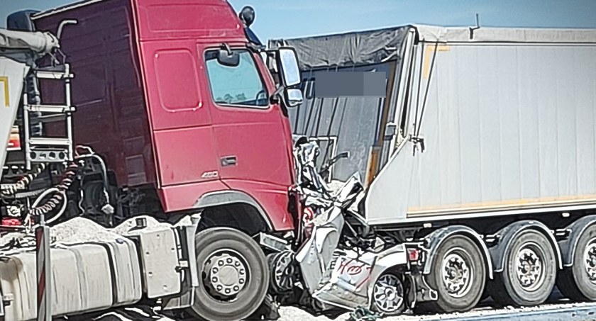 Śmiertelny wypadek na krajowej piątce. Auto zostało zmiażdżone przez dwie ciężarówki 