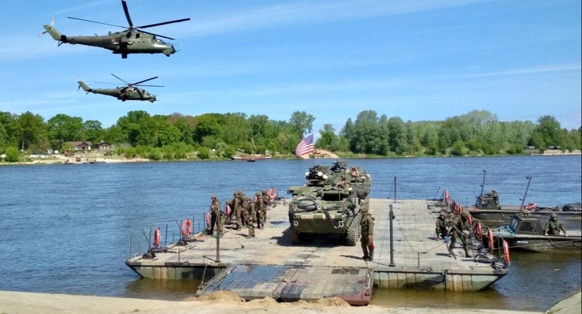 Myśliwce F16 i śmigłowce wojskowe nad powiatem świeckim. Żołnierze przeprawiali się na drugi brzeg Wisły [ZDJĘCIA]