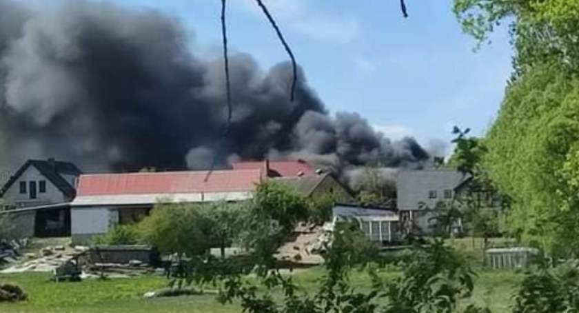 Spalił się kompleks garaży. W środku były maszyny rolnicze [AKTUALIZACJA, ZDJĘCIA]
