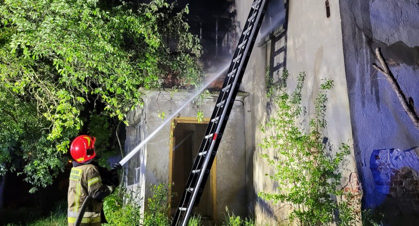 Pożar pustostanu w Świeciu. Strażacy sprawdzali, czy w środku są bezdomni