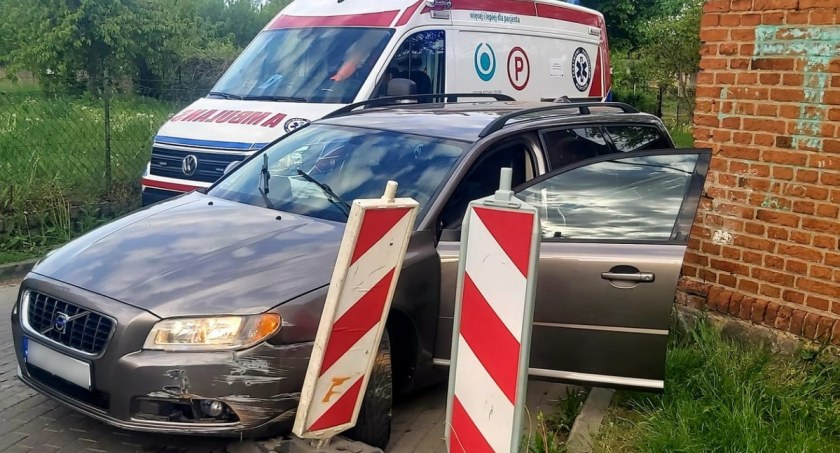 Volvo wjechało w budynek gospodarczy w Świeciu. Kierowca stracił przytomność