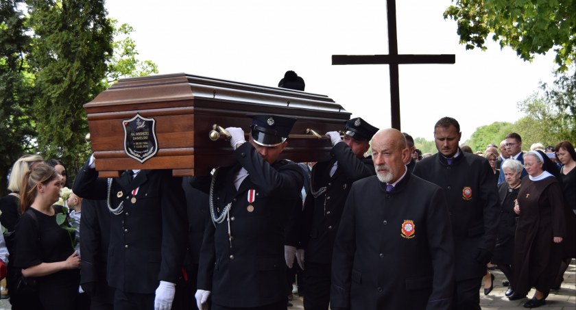 Ostatnia droga księdza Andrzeja Danielskiego. Duchownego żegnały tłumy [ZDJĘCIA]