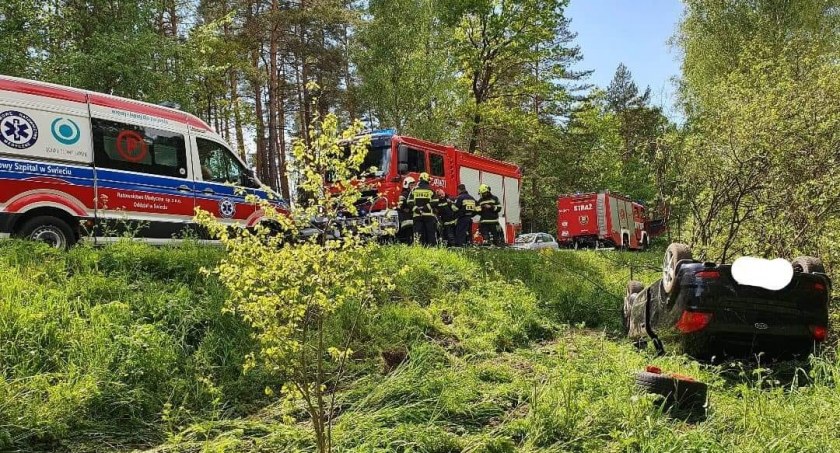 Dachowanie na trasie Świecie-Tuchola. Samochód osobowy wypadł z drogi [ZDJĘCIA]