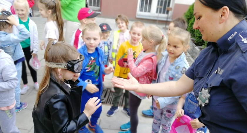 Przedszkolaki ze Świecia odwiedziły policjantów. Hitem okazała się policyjna maskotka - Polfin