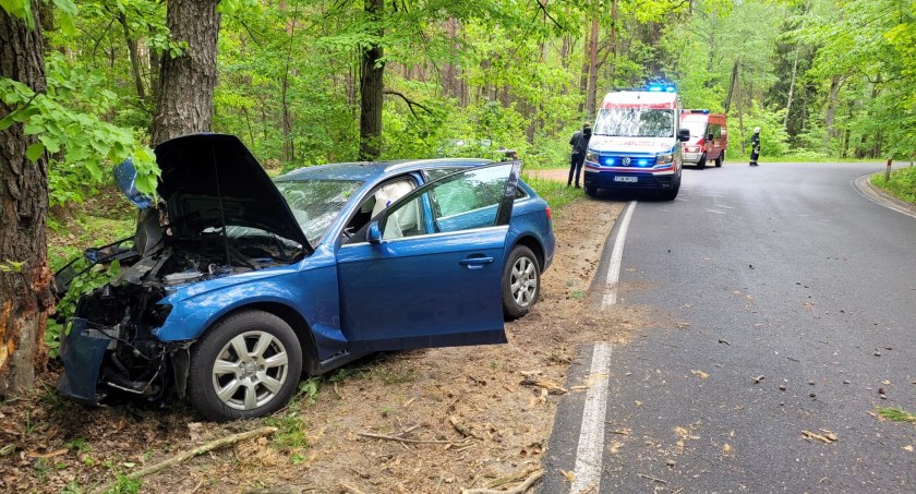 Audi wypadło z drogi i uderzyło w drzewo. Kierowca trafił do szpitala
