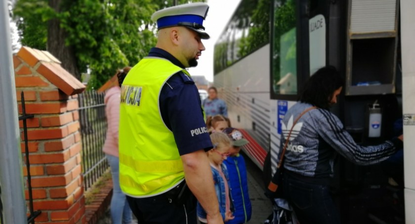 Policjanci kontrolują autokary. Kto może zwrócić się z wnioskiem do mundurowych?