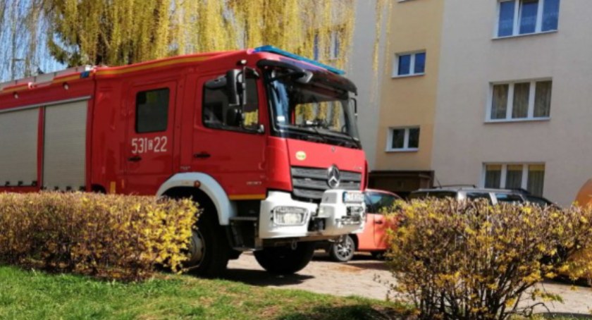Mieszkańców zaniepokoiło, że nikt nie reaguje na gwiżdżący czajnik. Strażacy weszli przez okno