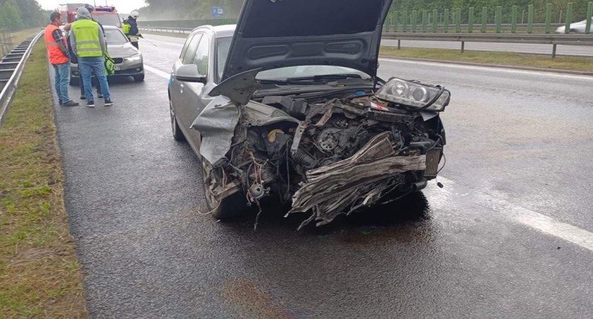 Zderzenie dwóch osobówek na autostradzie. Ekipa karetki zajęła się 73-letnią kobietą