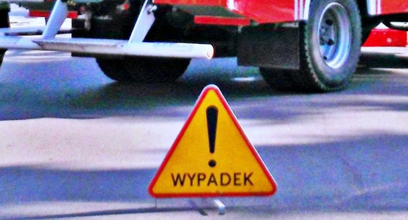 Uderzył w bariery na krajowej piątce. Auto przewróciło się na bok