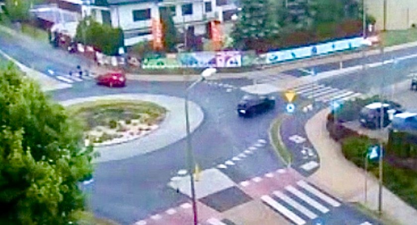 Potrącił autem 6-letnie dziecko i uciekł. Policja udostępnia nagrania z monitoringu i prosi o pomoc [FILM]