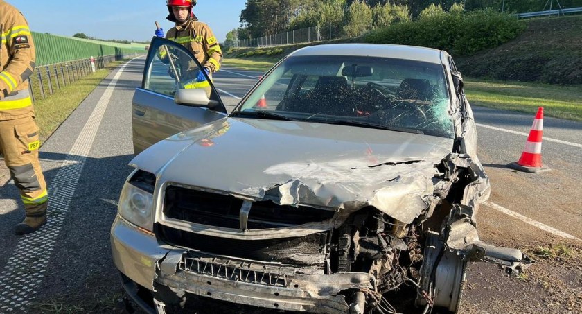 27-latek rozbił auto na barierach na autostradzie. Dostał za to spory mandat