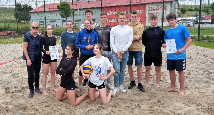 Licealiści grali w siatkówkę plażową. Podwójny triumf I LO Świecie