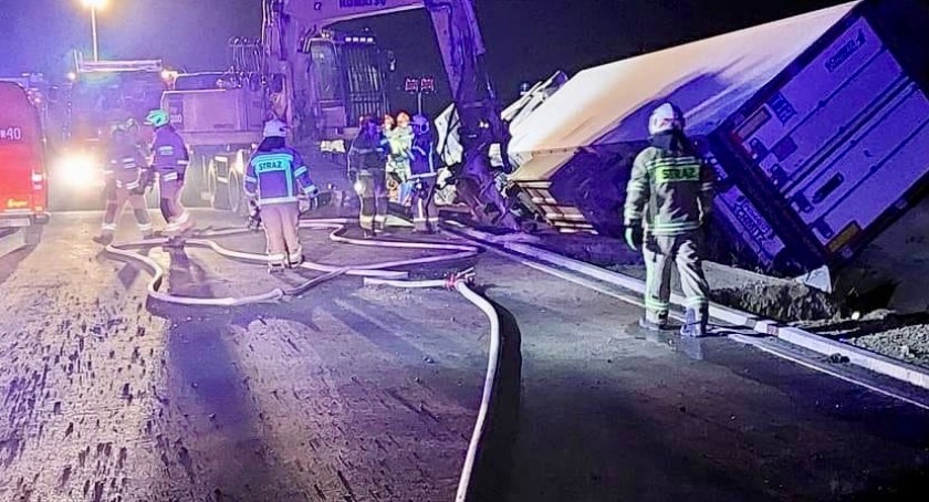 Ciężarówka wpadła do rowu na krajowej piątce. Przewoziła alkohol [ZDJĘCIA]