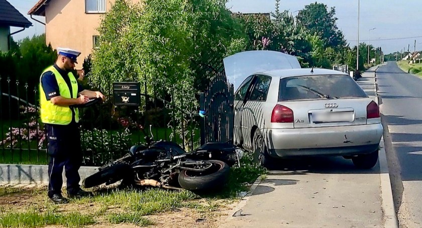 Zderzenie osobówki z motocyklem. Jeden chciał wyprzedzać, drugi skręcać 