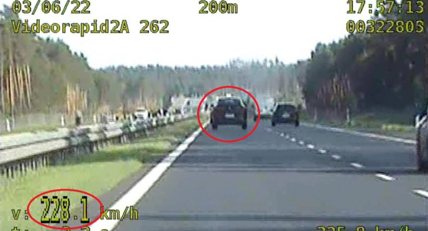 Piraci pędzili po autostradzie A1. Teraz mają lżejszy portfel i punkty karne na koncie
