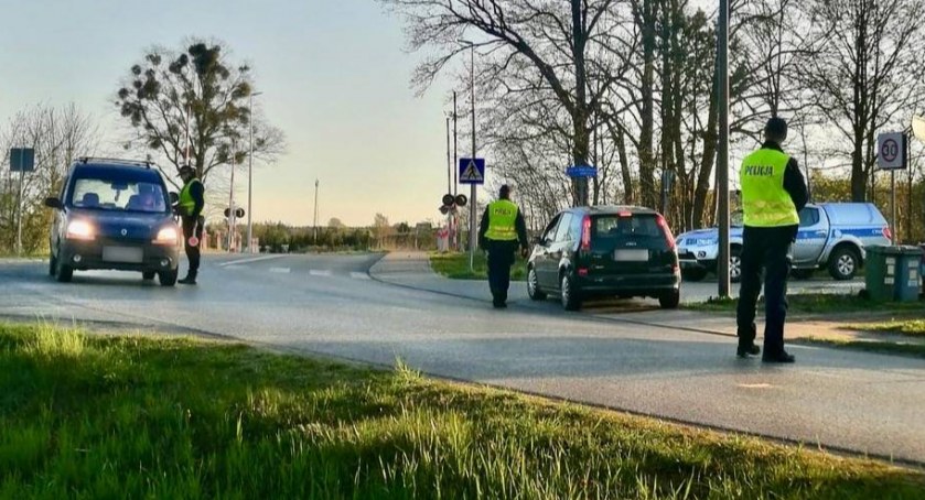 Jechali na podwójnym gazie. Jeden z nich wpadł bo nie zapiął pasów, kolejni na widok radiowozu skręcili w boczne uliczki