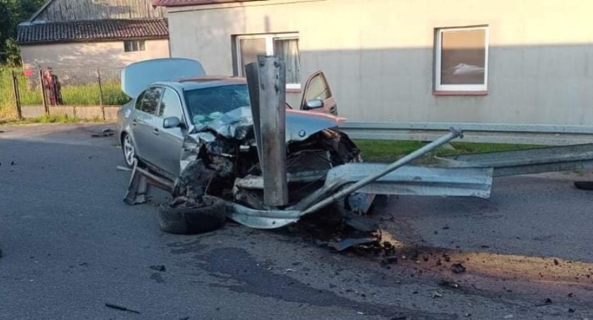 BMW z impetem wbiło się w barierę. Groźne zdarzenie w powiecie świeckim
