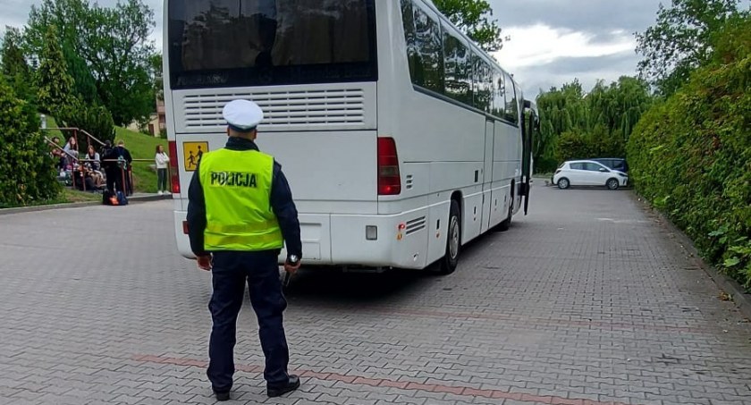 Chciał zabrać dzieci na wycieczkę niesprawnym autobusem. Policjanci zjawili się w samą porę 