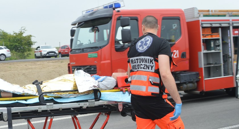 Zderzenie skutera z osobówką pod Drzycimiem. Mężczyzna trafił do szpitala