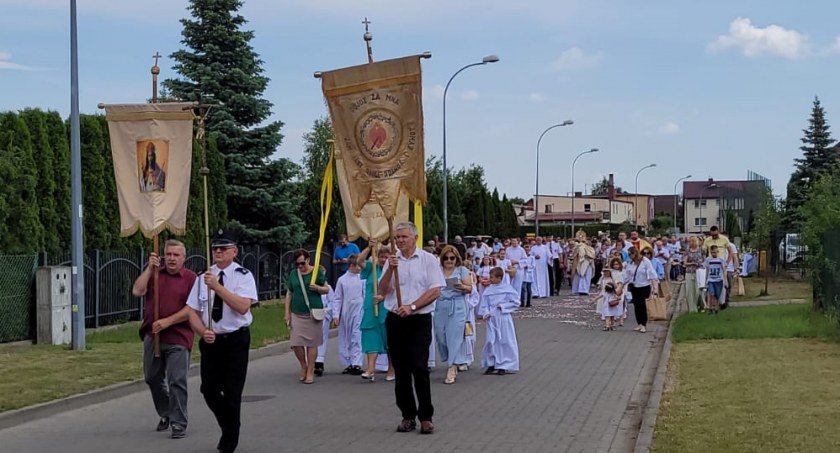 Procesja w Przechowie. Kilkuset wiernych uczciło święto Bożego Ciała [ZDJĘCIA]