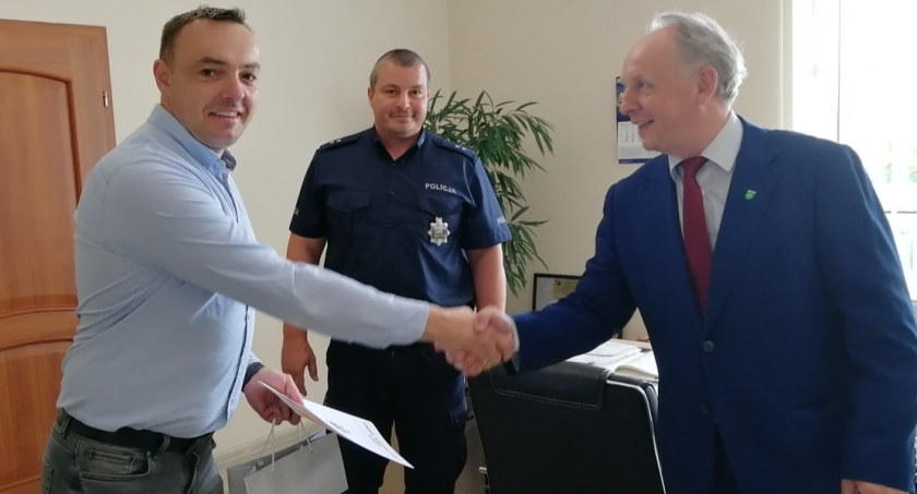 Złapał pijanego kierowcę. Gratulowali mu policjanci i burmistrz