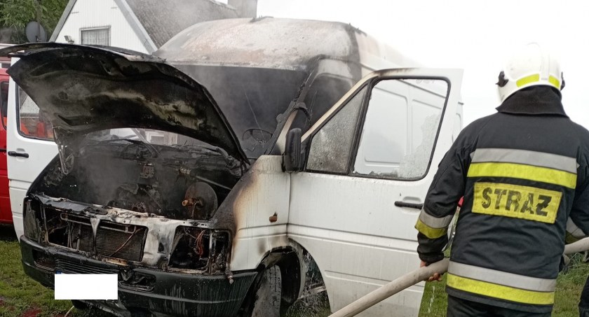 Samochód dostawczy stanął w płomieniach. Na miejsce ruszyły trzy zastępy straży pożarnej