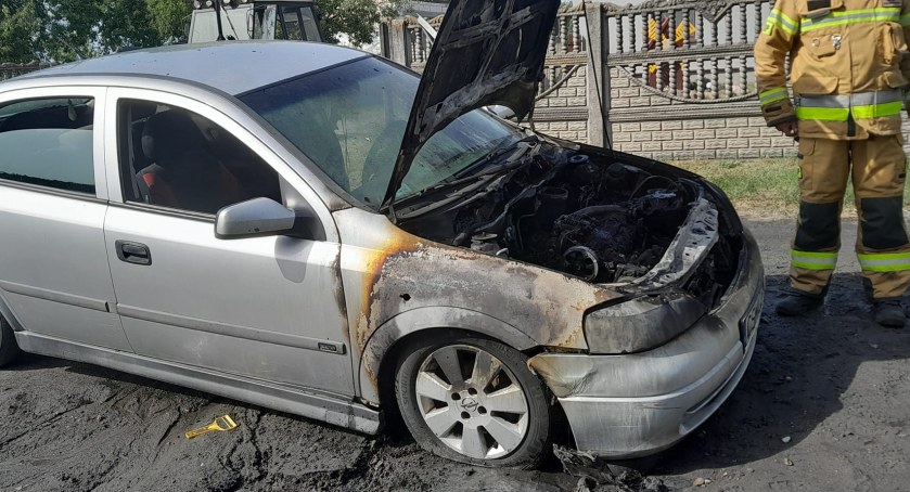 W Świekatowie zapalił się samochód osobowy. Na miejsce skierowano trzy zastępy straży pożarnej